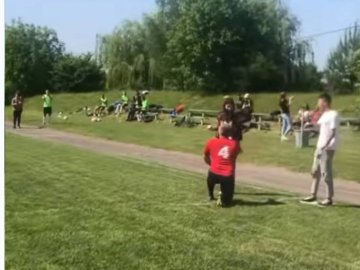 У Луцькому районі футболіст освідчився коханій перед матчем. ВІДЕО