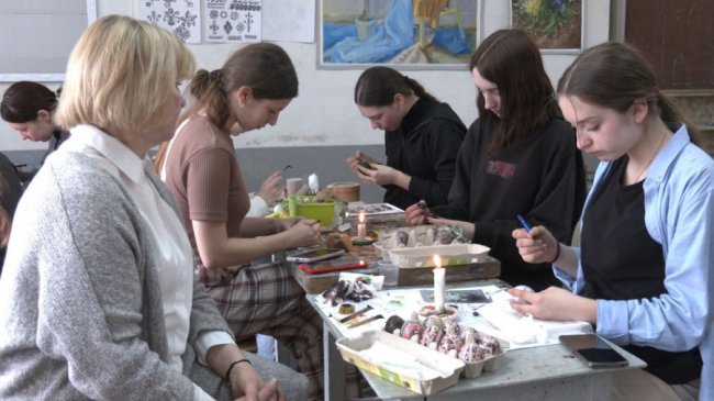 Художниця з Луцька розповіла про особливості волинської писанки