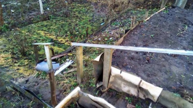 У Луцьку муніципали чистять берег Сапалаївки від старих парканів. ФОТО