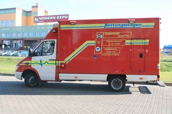 Карети швидкої допомоги, привезені Самообороною. ФОТО