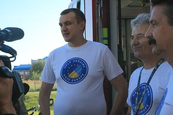 Карети швидкої допомоги, привезені Самообороною. ФОТО