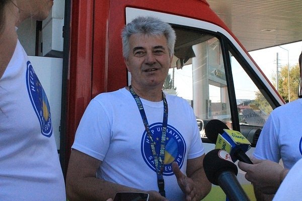 Карети швидкої допомоги, привезені Самообороною. ФОТО