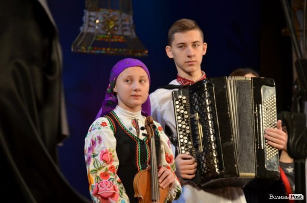 Віншування, янголи і різдвяне тепло: у Луцьку колядував фестиваль вертепів