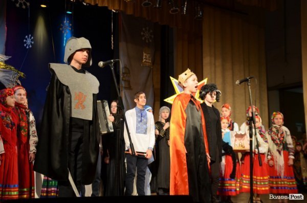 Віншування, янголи і різдвяне тепло: у Луцьку колядував фестиваль вертепів