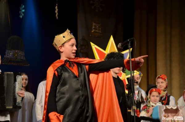 Віншування, янголи і різдвяне тепло: у Луцьку колядував фестиваль вертепів