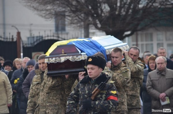 Луцьк попрощався з героєм АТО Віктором Мельничуком. ФОТО 