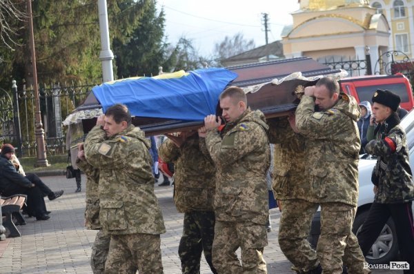 Луцьк попрощався з героєм АТО Віктором Мельничуком. ФОТО 
