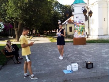 У Володимирі молоді поети збирали кошти на «розвиток творчості». ФОТО