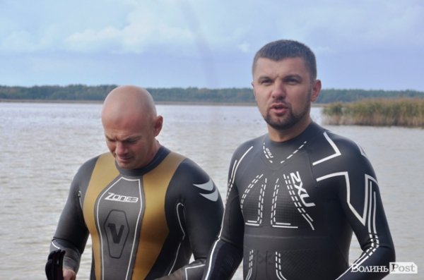 Заплив Гузя та Палиці через Згоранське озеро: як це було. ФОТОРЕПОРТАЖ