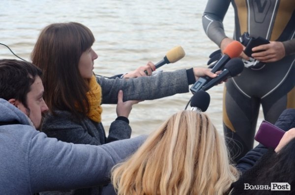 Заплив Гузя та Палиці через Згоранське озеро: як це було. ФОТОРЕПОРТАЖ