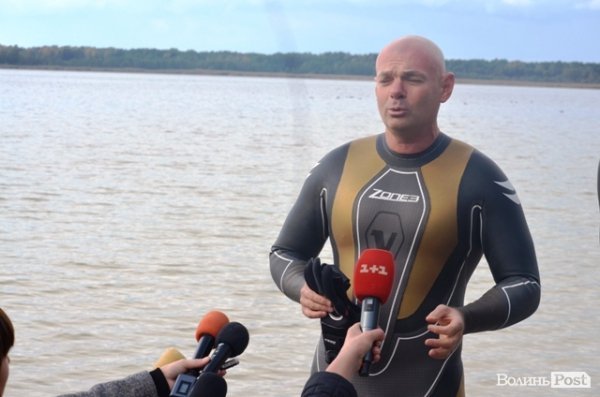 Заплив Гузя та Палиці через Згоранське озеро: як це було. ФОТОРЕПОРТАЖ