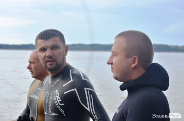 Заплив Гузя та Палиці через Згоранське озеро: як це було. ФОТОРЕПОРТАЖ