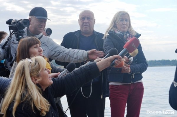 Заплив Гузя та Палиці через Згоранське озеро: як це було. ФОТОРЕПОРТАЖ