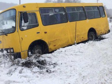 На Волині маршрутка з людьми злетіла в кювет. ФОТО