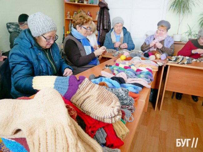 На Волині пенсіонери об'єдналися і в'яжуть шкарпетки для військових. ФОТО, ВІДЕО