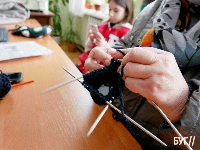 На Волині пенсіонери об'єдналися і в'яжуть шкарпетки для військових. ФОТО, ВІДЕО