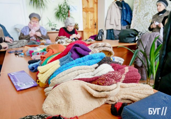 На Волині пенсіонери об'єдналися і в'яжуть шкарпетки для військових. ФОТО, ВІДЕО