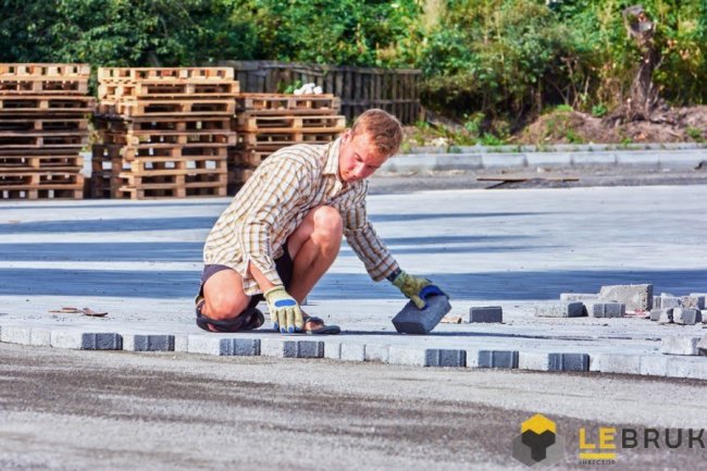 Як на ЖК «Супернова» вкладають бруківкою велику парковку*