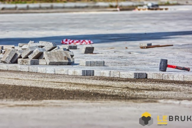 Як на ЖК «Супернова» вкладають бруківкою велику парковку*