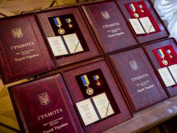 Президент нагородив званням Героя України 15  захисників нашої держави