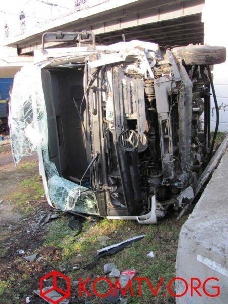 У Криму вантажівка з вагітною пасажиркою впала з мосту. ФОТО. ВІДЕО