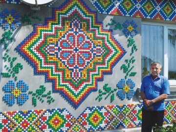 Майстер з Волині «одягає» свій будинок у вишиванку