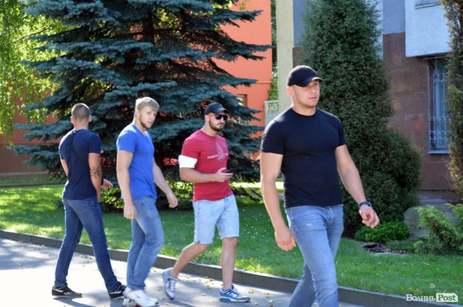 Обличчя пікету: «прихильники Тиводара» ховалися від камер та хамили