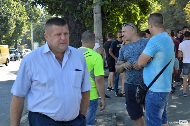 Обличчя пікету: «прихильники Тиводара» ховалися від камер та хамили