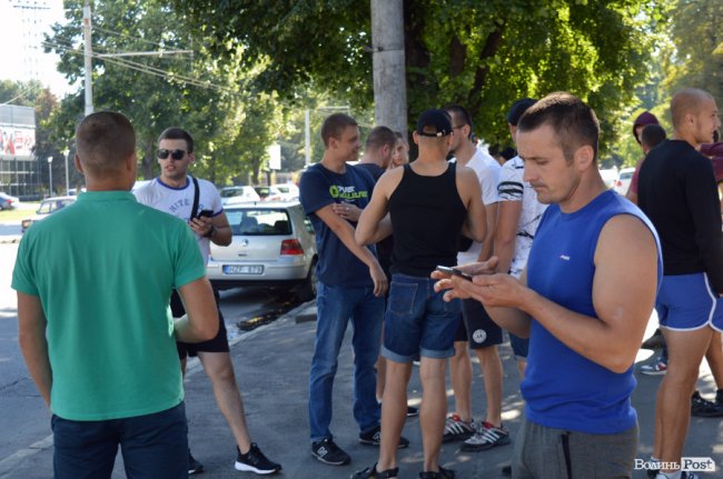 Обличчя пікету: «прихильники Тиводара» ховалися від камер та хамили