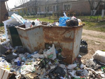 Сморід та антисанітарія: у місті на Волині три тижні не вивозять сміття. ФОТО