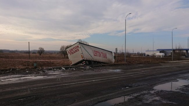 На Волині фура влупилася в легковик і знесла зупинку, – соцмережі. ФОТО