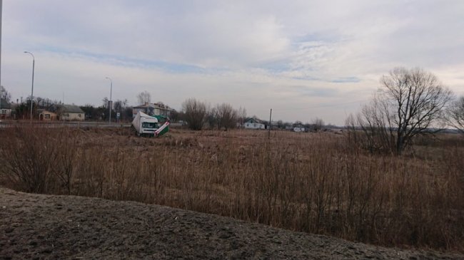 На Волині фура влупилася в легковик і знесла зупинку, – соцмережі. ФОТО