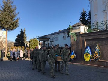 У Луцьку прощаються з загиблим на Сході Героєм Віктором Лахаєм. ФОТО
