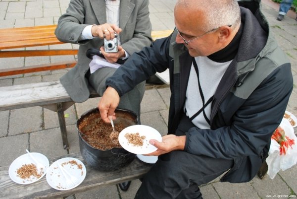 Як у Луцьку під авторські пісні їли кашу. ФОТО