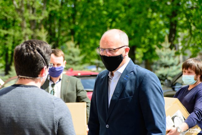 Парубій передав спецкостюми і окуляри для лікарів Волинської обласної клінічної лікарні