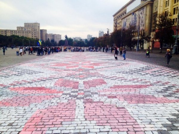 У Харкові намалювали найбільшу вишиванку. ФОТО