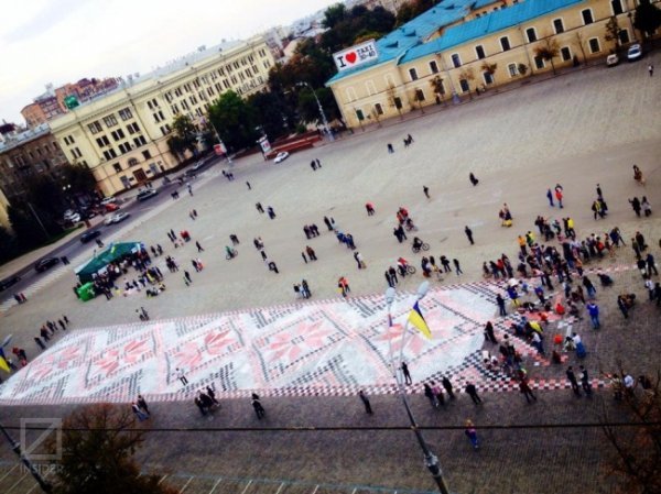 У Харкові намалювали найбільшу вишиванку. ФОТО
