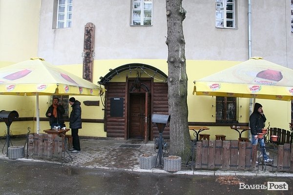 «На майдані коло церкви революція іде». Смачного і теплого Луцька!