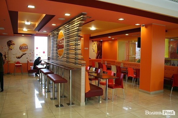 «На майдані коло церкви революція іде». Смачного і теплого Луцька!