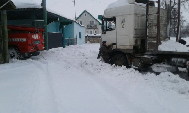 Негода на Волині: рятувальники із заметів витягнули 2 «швидкі», 18 фур і декілька легковиків