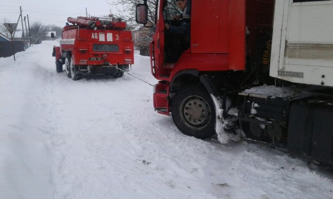 Негода на Волині: рятувальники із заметів витягнули 2 «швидкі», 18 фур і декілька легковиків