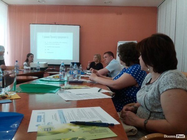 У Луцьку говорили про те, як встигати бути політиком та мамою. ФОТО