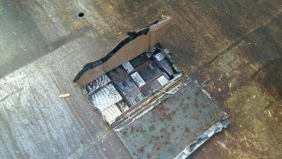 У вантажних вагонах з тирсою через кордон на Волині переправляли контрабандні сигарети. ФОТО. ВІДЕО