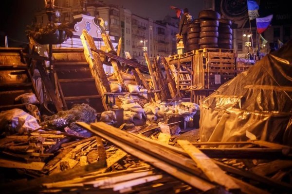 Ніч на Майдані в очікуванні штурму. ФОТО