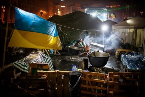 Ніч на Майдані в очікуванні штурму. ФОТО