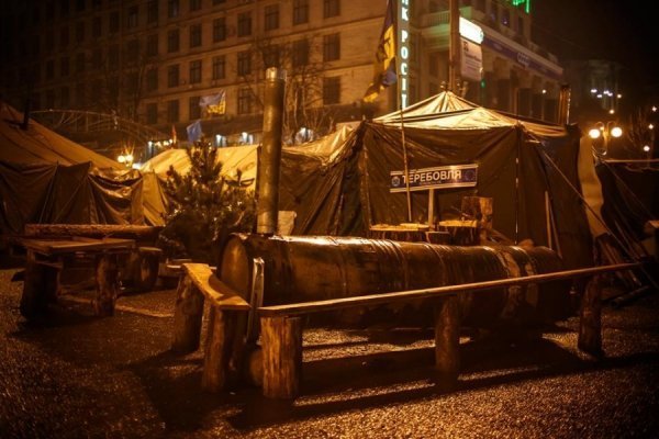 Ніч на Майдані в очікуванні штурму. ФОТО