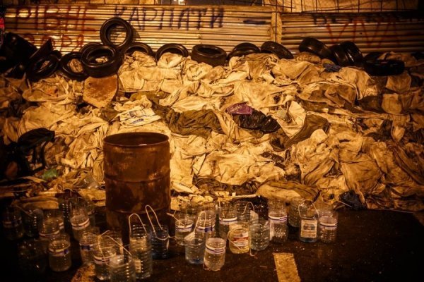 Ніч на Майдані в очікуванні штурму. ФОТО