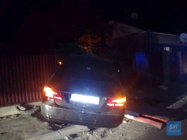 На Волині Mercedes протаранив паркан і застряг. ФОТО