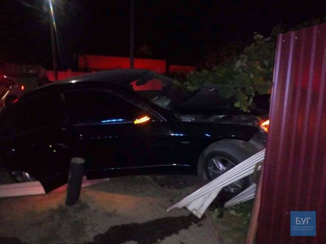 На Волині Mercedes протаранив паркан і застряг. ФОТО