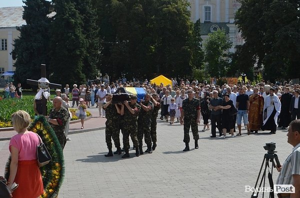 У Луцьку ховали загиблого в АТО. ФОТО